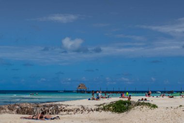 Karayip plajındaki insanlar