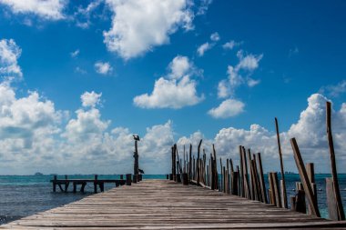 Rıhtım mavi ve bulutlu gökyüzü