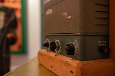 Vieja Radyo en un a mesa de madera