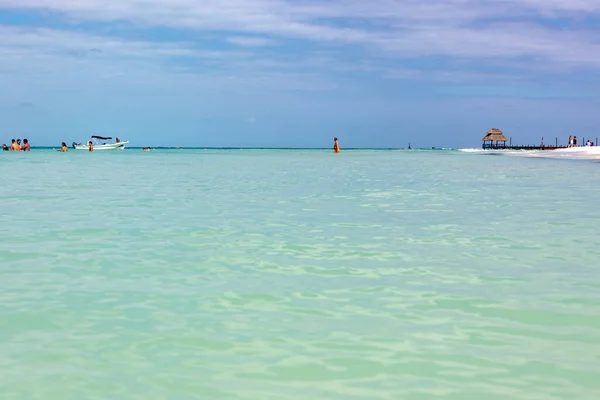 Personas Una Playa Caribeña — Foto de Stock