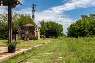 Demiryolunun kenarındaki eski tren istasyonu, açık ve mavi bir gökyüzü