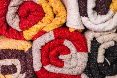 Mağazada tam renkli battaniye