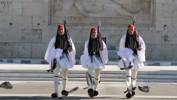 Greek National Guards Evzones Front Tomb Unknown Soldier Building Parliament — Stock Video