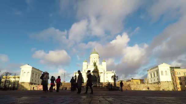 Люди Наслаждаются Солнечным Днем Сенатской Площади — стоковое видео