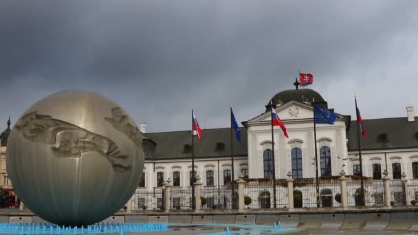 Brunnen Der Nähe Des Regierungsgebäudes Auf Bewölkten Himmel Hintergrund Bratislava — Stockvideo