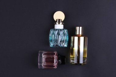 lüks parfüm şişeleri siyah arka planda dizayn