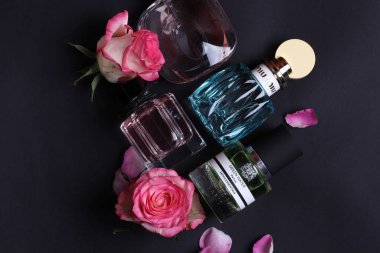 Koyu arkaplanda yer alan renkli parfümlerin yakın plan görüntüsü