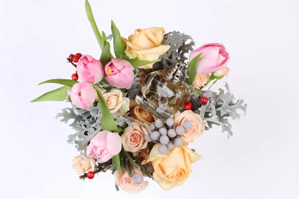 Bouquet Primavera Con Bottiglia Profumo Lusso Sfondo Bianco — Foto Stock