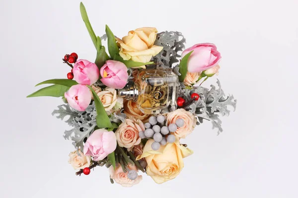 Bouquet Primavera Con Bottiglia Profumo Lusso Sfondo Bianco — Foto Stock