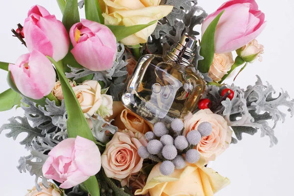 Bouquet Primavera Con Bottiglia Profumo Lusso Sfondo Bianco — Foto Stock