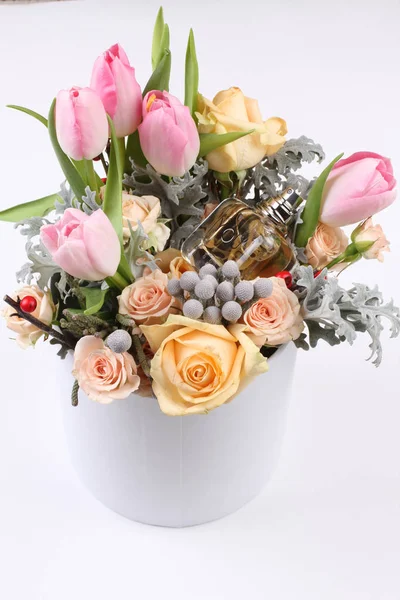 春の花束白を背景に高級香水瓶 — ストック写真