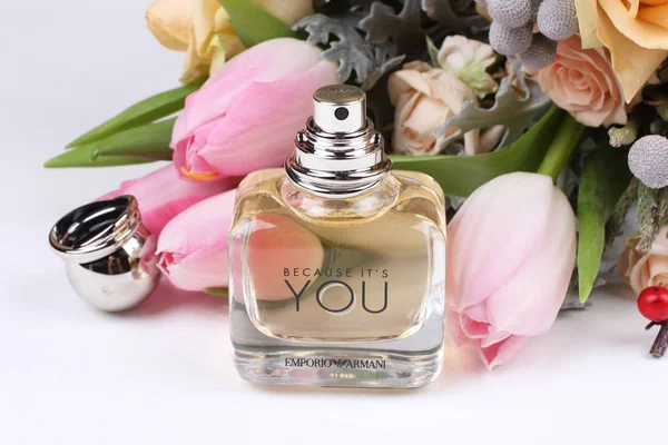 Elegant Parfymflaska Med Våren Bukett Bakgrunden — Stockfoto