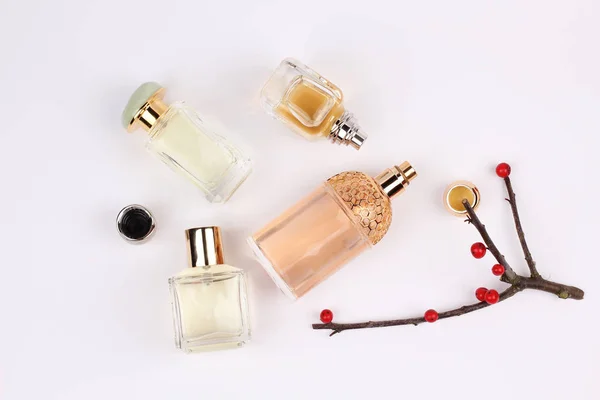 Frascos Perfume Rodeado Por Flores Sobre Fundo Branco — Fotografia de Stock