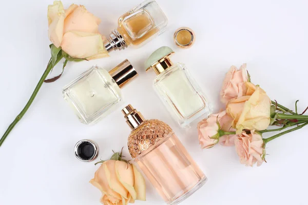 Conjunto Perfumes Aroma Com Flores Plantas Sobre Fundo Branco — Fotografia de Stock