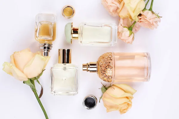 Conjunto Perfumes Aromáticos Con Flores Plantas Sobre Fondo Blanco — Foto de Stock