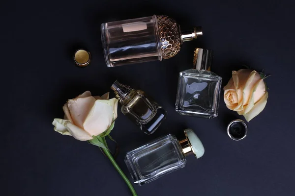 Mooie Geur Parfums Ingesteld Donkere Achtergrond — Stockfoto