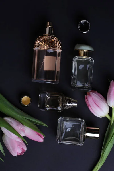 Mooie Geur Parfums Ingesteld Donkere Achtergrond — Stockfoto