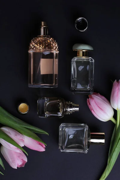 Schöne Aroma Parfüms Auf Dunklem Hintergrund — Stockfoto