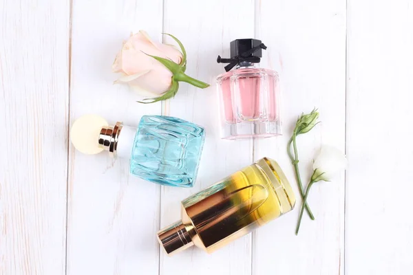 Conjunto Perfumes Aroma Con Flores Rosa Sobre Fondo Blanco — Foto de Stock