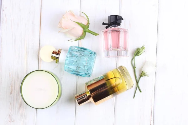 Ensemble Parfums Arôme Avec Des Fleurs Rose Sur Fond Blanc — Photo