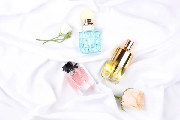 Conjunto Perfumes Aroma Com Flores Rosa Fundo Branco — Fotografia de Stock