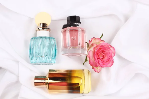 Conjunto Perfumes Aroma Con Flores Rosa Sobre Fondo Blanco — Foto de Stock