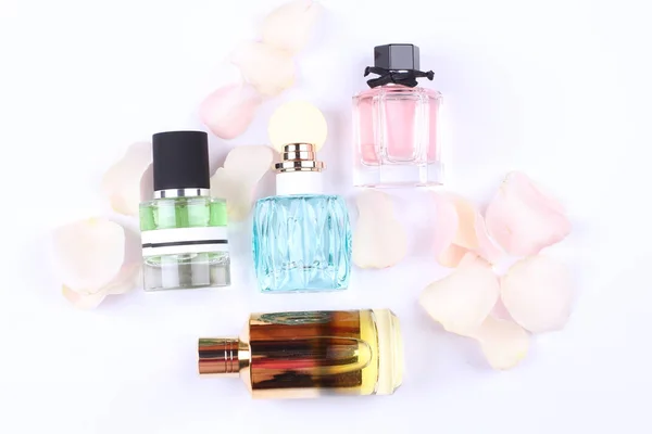 Set Aroma Parfums Met Rozenbloemen Witte Achtergrond — Stockfoto