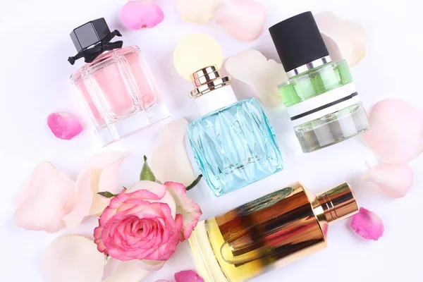Conjunto Perfumes Aroma Com Flores Rosa Fundo Branco — Fotografia de Stock