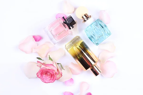 Set Aroma Perfumes Rose Flowers White Background — ストック写真