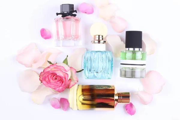 Set Profumi Aromatici Con Fiori Rosa Sfondo Bianco — Foto Stock