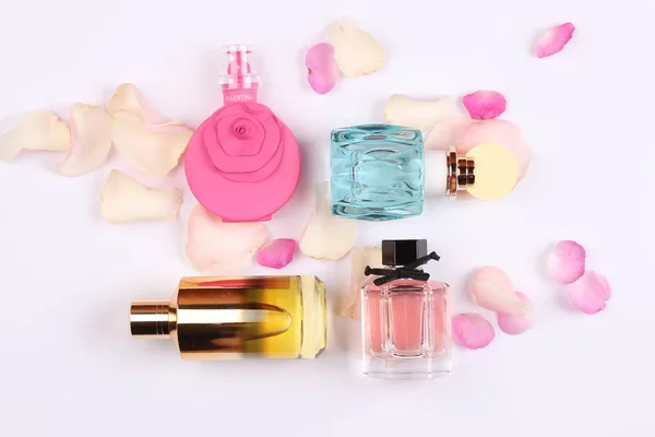 Conjunto Perfumes Aroma Com Flores Rosa Fundo Branco — Fotografia de Stock