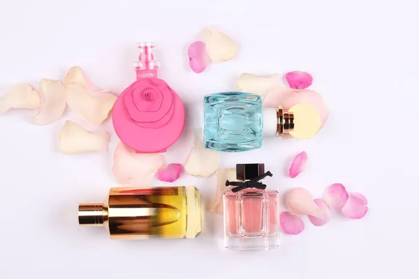 Conjunto Perfumes Aroma Com Flores Rosa Fundo Branco — Fotografia de Stock