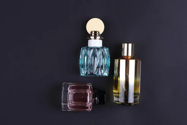 Lüks Parfüm Şişeleri Siyah Arka Planda Dizayn — Stok fotoğraf