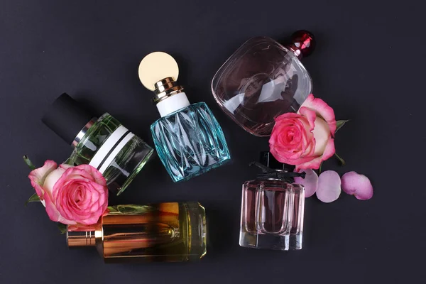 Perfumes Colores Con Flores Sobre Fondo Oscuro — Foto de Stock