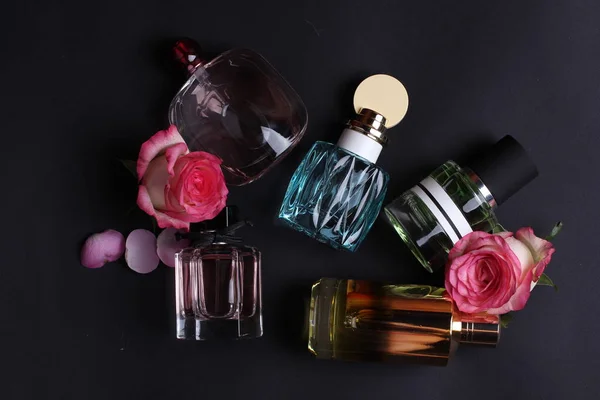 Profumi Colorati Set Con Fiori Sfondo Scuro — Foto Stock