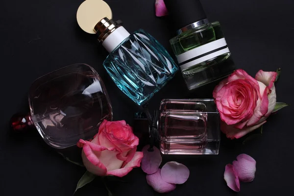 Profumi Colorati Set Con Fiori Sfondo Scuro — Foto Stock