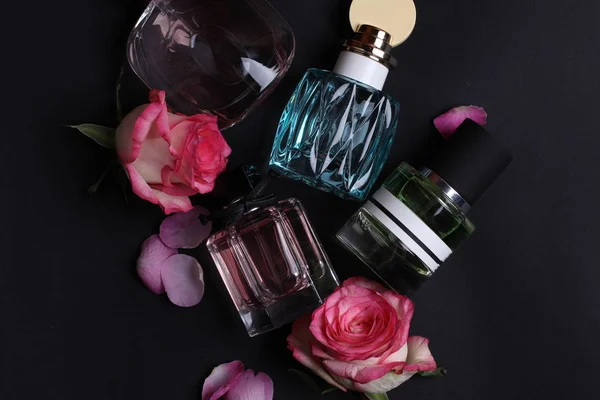 Vista Primer Plano Perfumes Colores Establecidos Sobre Fondo Oscuro —  Fotos de Stock