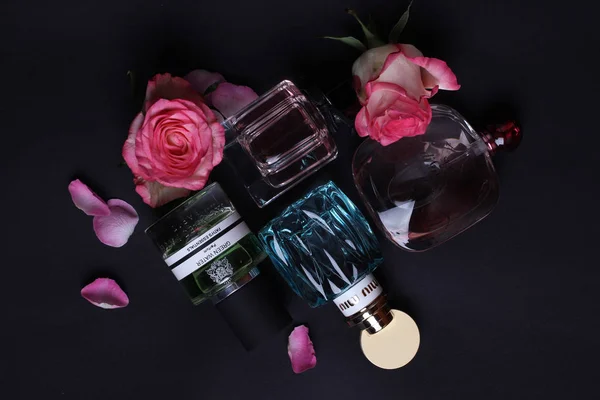 Vista Close Perfumes Coloridos Definidos Fundo Escuro — Fotografia de Stock
