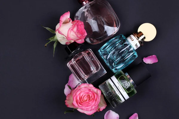 Close Uitzicht Kleurrijke Parfums Ingesteld Donkere Achtergrond — Stockfoto