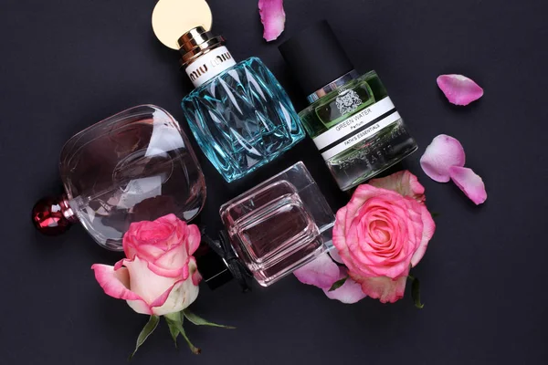 Vista Primer Plano Perfumes Colores Establecidos Sobre Fondo Oscuro — Foto de Stock