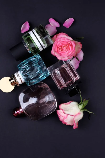 Nahaufnahme Von Bunten Parfüms Auf Dunklem Hintergrund — Stockfoto
