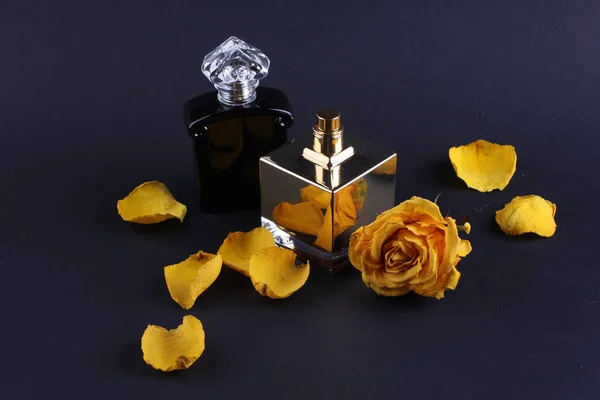 Aromatyczne Perfumy Kwiatami Róż Ciemnym Tle — Zdjęcie stockowe