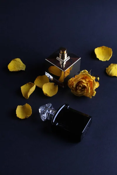 Conjunto Perfumes Aroma Con Flores Rosa Sobre Fondo Oscuro — Foto de Stock