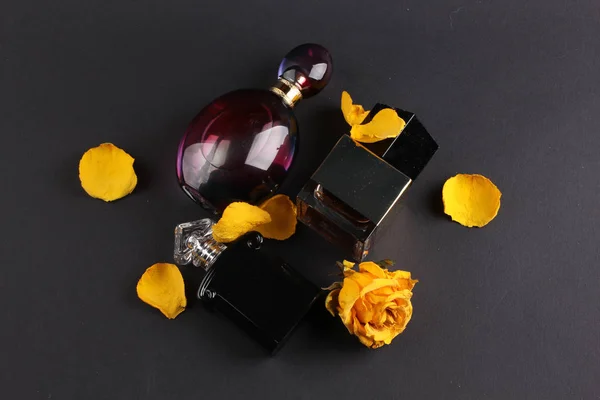 Set Aroma Perfumes Rose Flowers Dark Background — Stockfoto