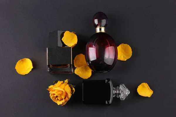 Conjunto Perfumes Aroma Con Flores Rosa Sobre Fondo Oscuro — Foto de Stock