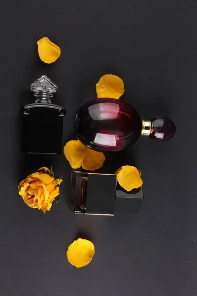 Zestaw Aromatycznych Perfum Kwiatami Róż Ciemnym Tle — Zdjęcie stockowe