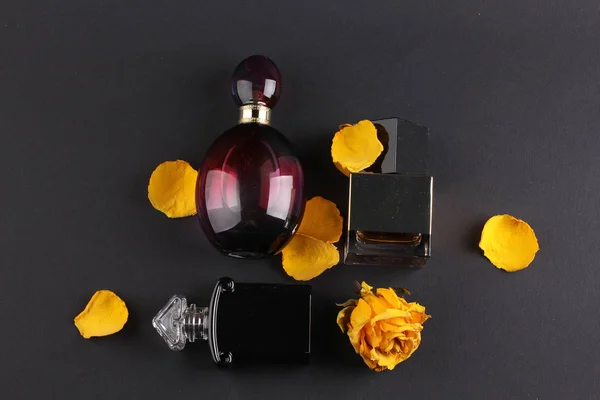 Set Aroma Perfumes Rose Flowers Dark Background — Stockfoto