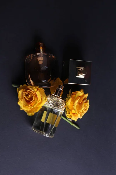Conjunto Perfumes Aroma Con Flores Rosa Sobre Fondo Oscuro — Foto de Stock