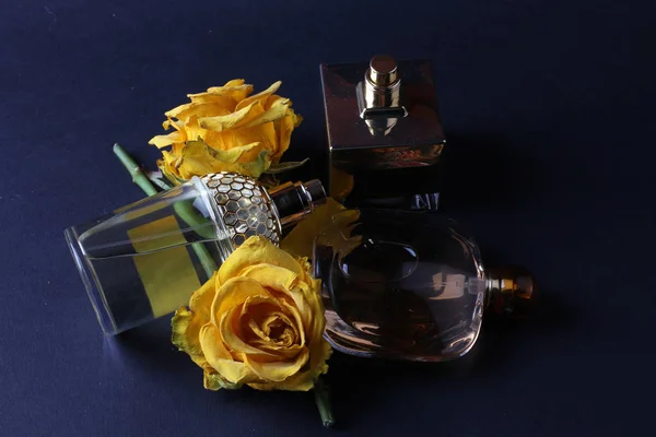 Set Aroma Perfumes Rose Flowers Dark Background — Stok fotoğraf