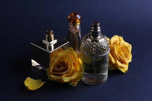 Ensemble Parfums Arôme Avec Des Fleurs Rose Sur Fond Blanc — Photo